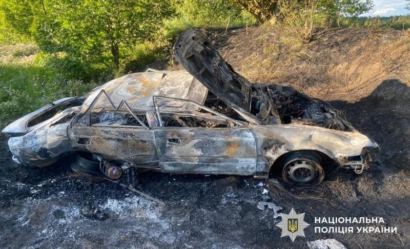 ДТП на Полтавщині: легковик злетів з дороги і загорівся