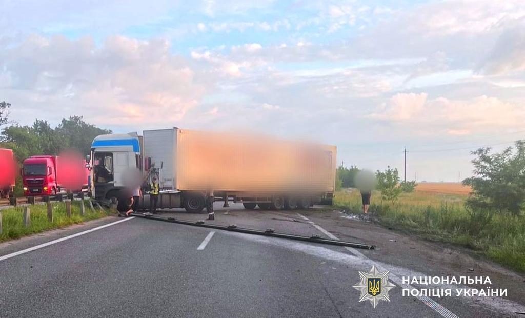 ДТП під Полтавою: вантажівка протаранила позашляховик, який стояв на узбіччі