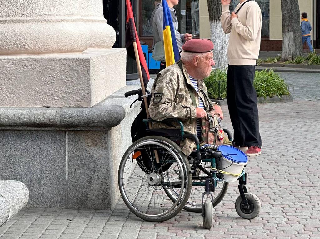 Легендарному херсонському волонтеру виповнюється 78 років: дядя Гриша знову у Полтаві
