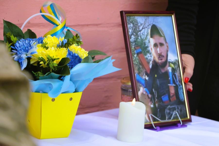 На фасаді однієї з полтавських шкіл відкрили меморіальну дошку загиблому Герою