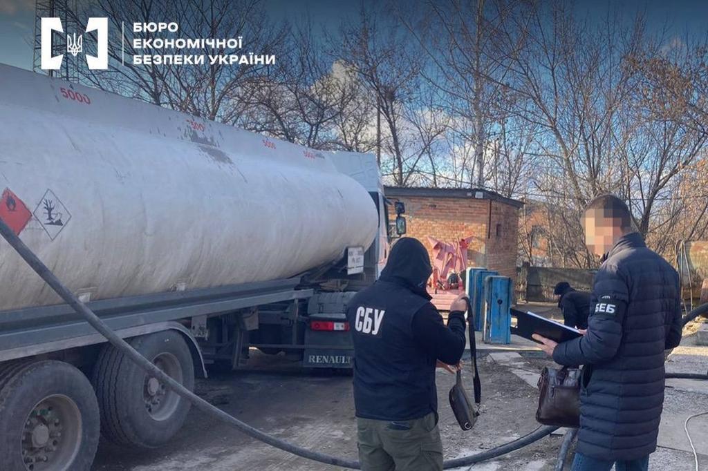 Судитимуть групу осіб, яких БЕБ на Полтавщині викрило у незаконному виготовленні та продажі пального