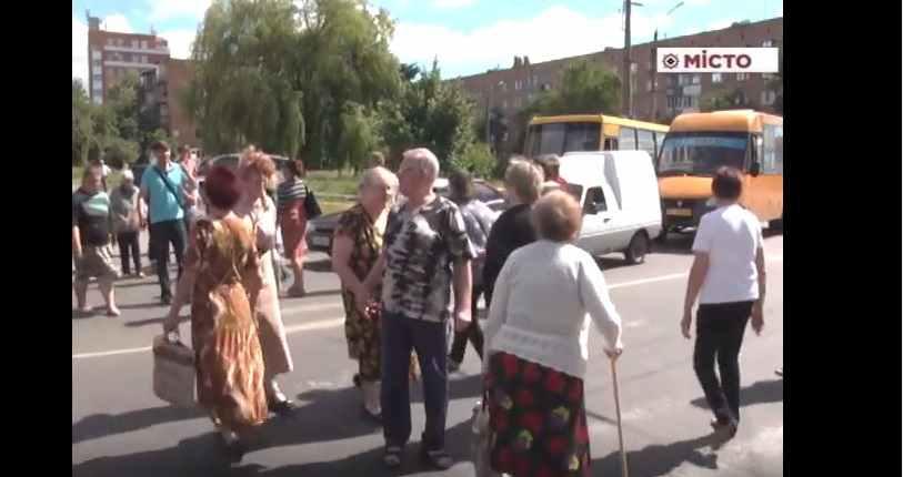 Полтавці перекривали дорогу, бо в їх будинках хочуть відключити газ
