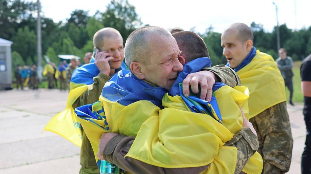 До України повернулися звільнені із полону: серед них боєць з Полтавщини