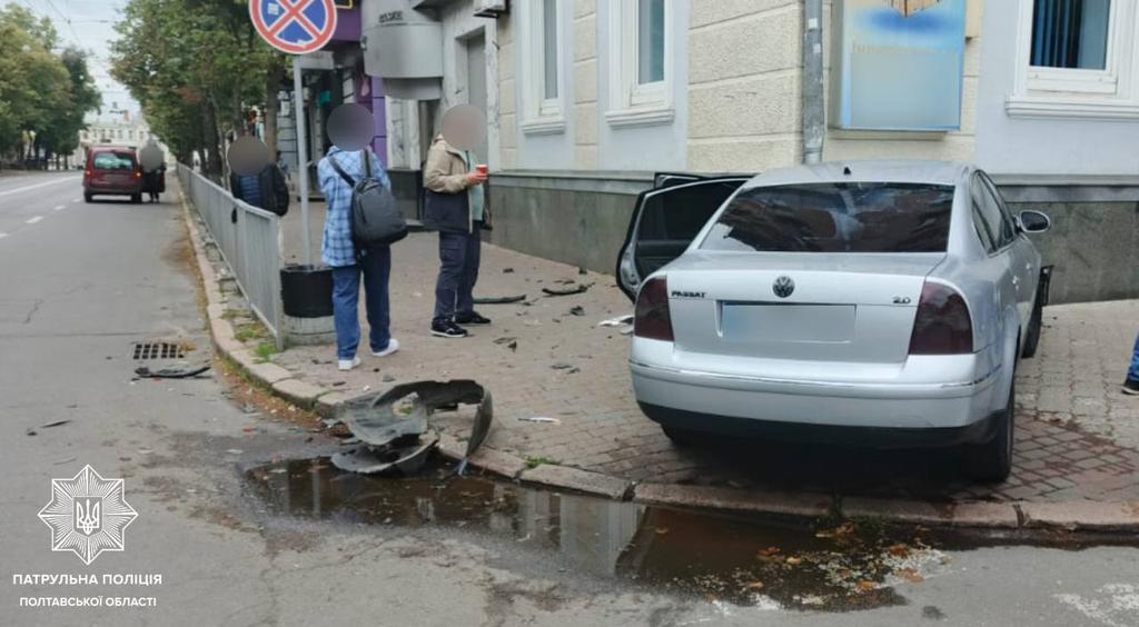 ДТП на Небесної Сотні у Полтаві: автівку відкинуло на будівлю після зіткнення