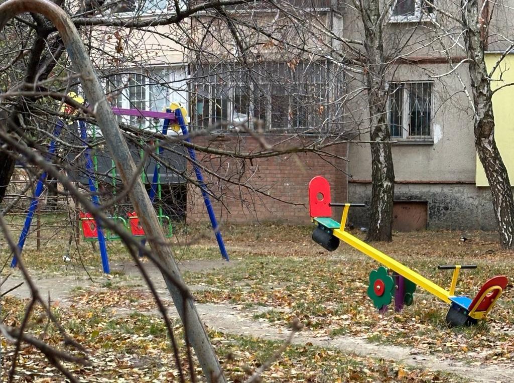 У Полтаві завезли пісок вже на 400 дитячих майданчиків