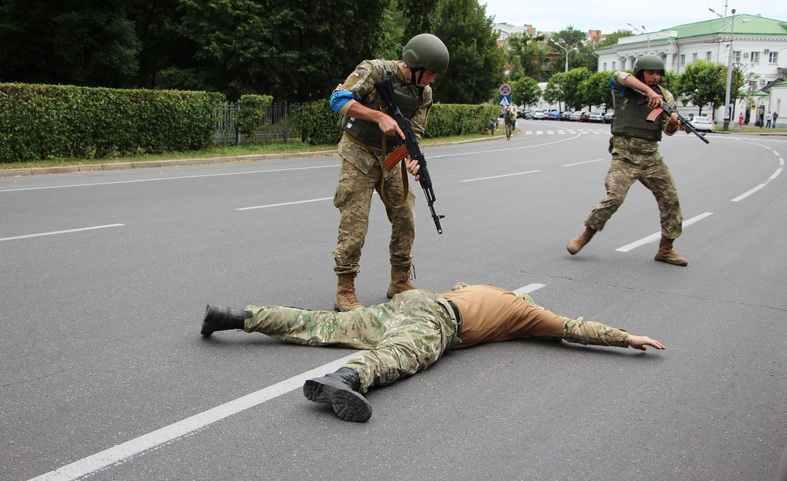 Військові зі зброєю у центрі Полтави: що насправді відбувалося протягом двох днів у міськраді