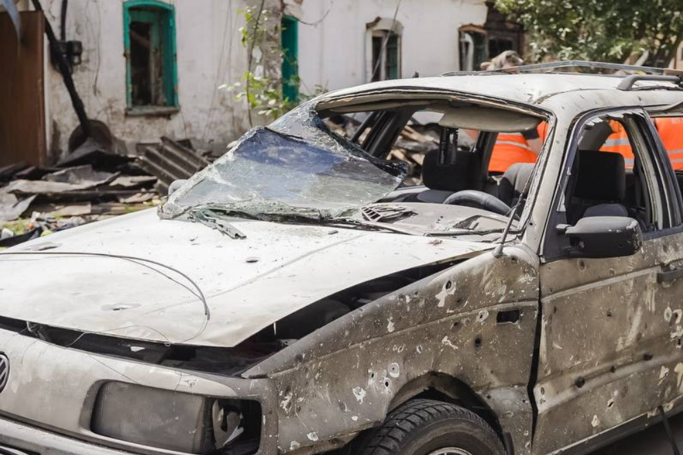 Пошкоджені будинки та авто: в ніч на 4 липня ворог намагався атакувати Полтавський район
