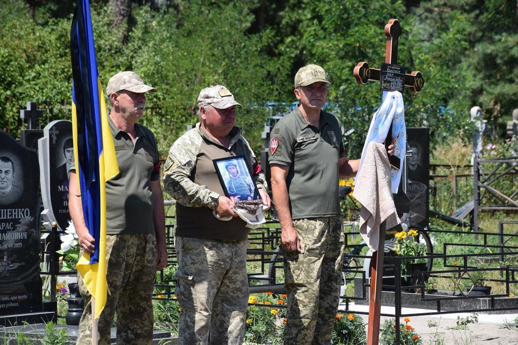 У Нових Санжарах попрощалися з воїном, який отримав смертельні поранення на Донеччині