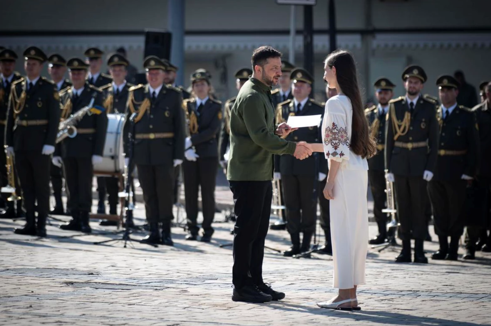 Полтавка отримала паспорт громадянки України з рук Президента