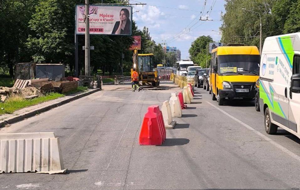 Рух вулицею Європейською відновлено: комунальники завершили ремонт колектора у Полтаві