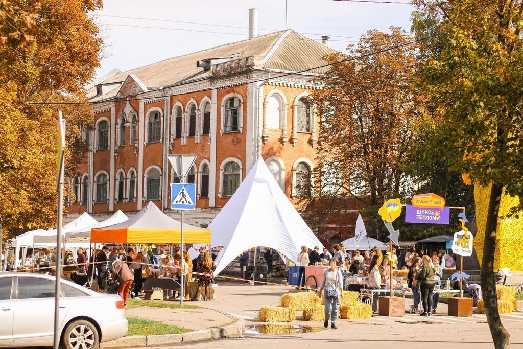 У Полтаві по вулиці Спаській погодили вуличну торгівлю крафтовиків