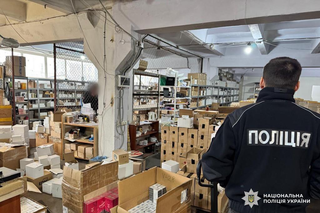 На Полтавщині виготовляли фальшиву косметику під виглядом світових брендів