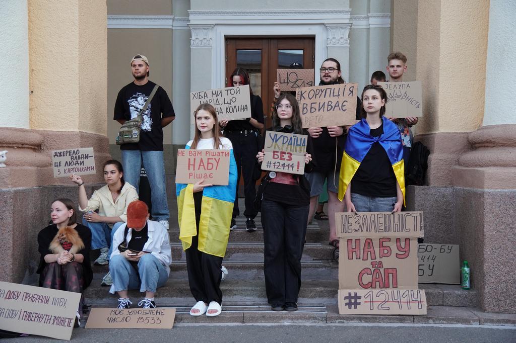 «Ми не проти влади, ми проти закону»: полтавці втретє вийшли на мітинг проти скандального закону щодо НАБУ та САП