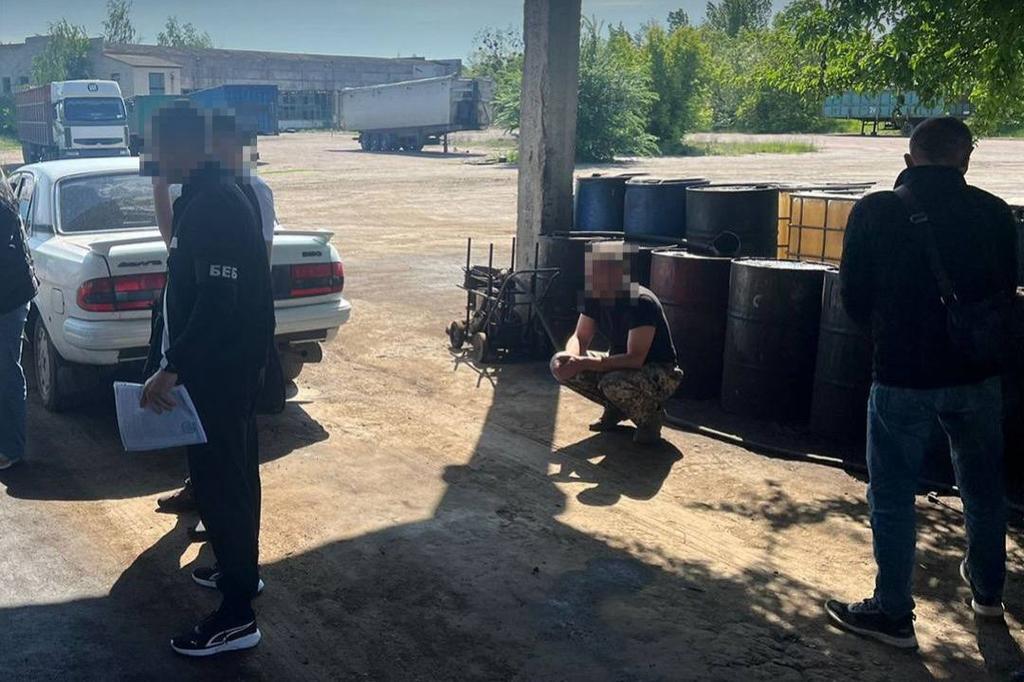На Полтавщині судитимуть чоловіка, якого БЕБ викрило у незаконній торгівлі підпільно виготовленим пальним