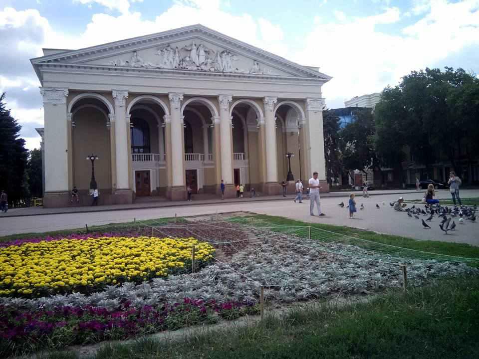 Квіти в центрі Полтави захистили від голубів. ФОТОФАКТ