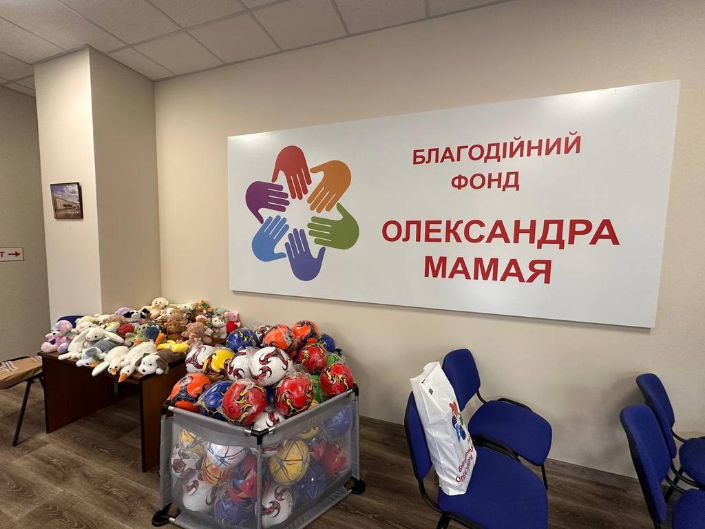 Екс-мер Полтави Олександр Мамай почав роздачу шкільних наборів: скільки коштує та що всередині