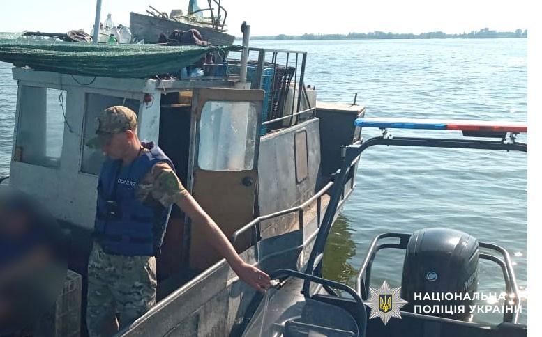 На Кременчуцькому водосховищі виявили промислове судно з браконьєрськими сітками