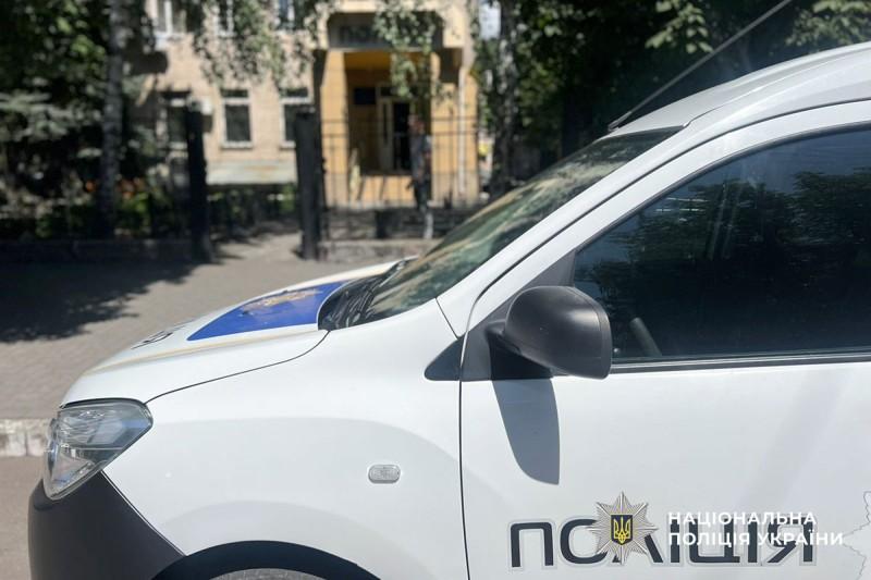 У Кременчуці невідомий чоловік зірвав з жінки золоті прикраси: йому загрожує до 10 років ув'язнення
