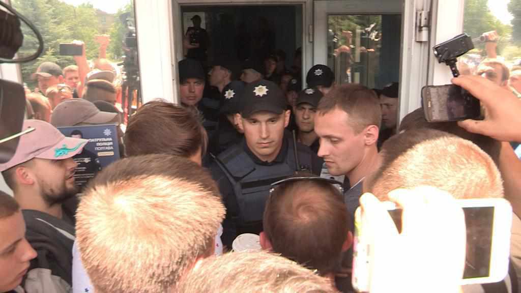 Дорожні активісти намагалися штурмувати управління полтавської патрульної поліції