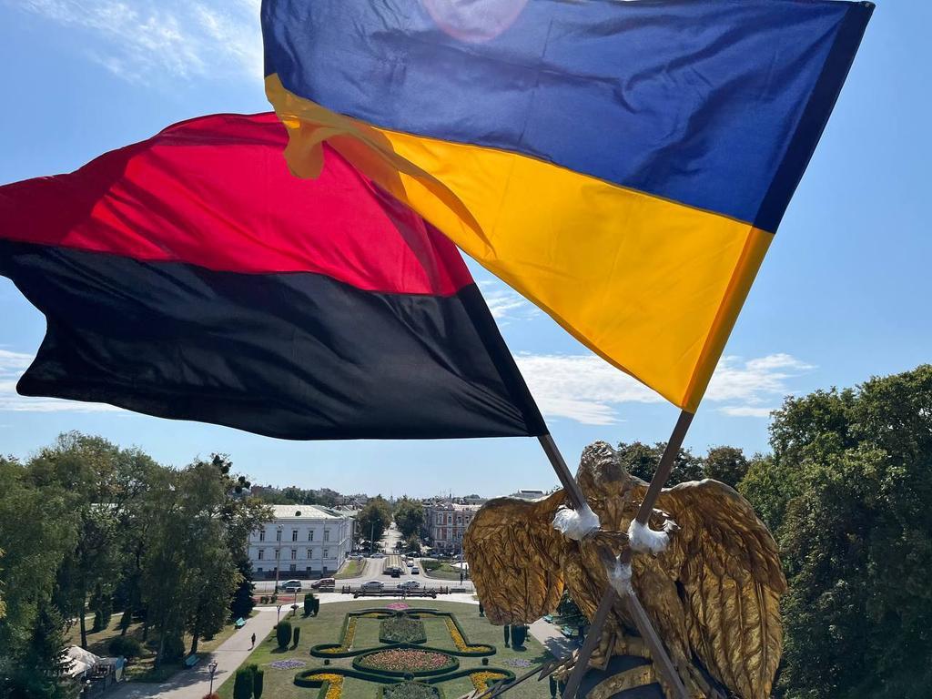 На Монументі Слави обновили прапори