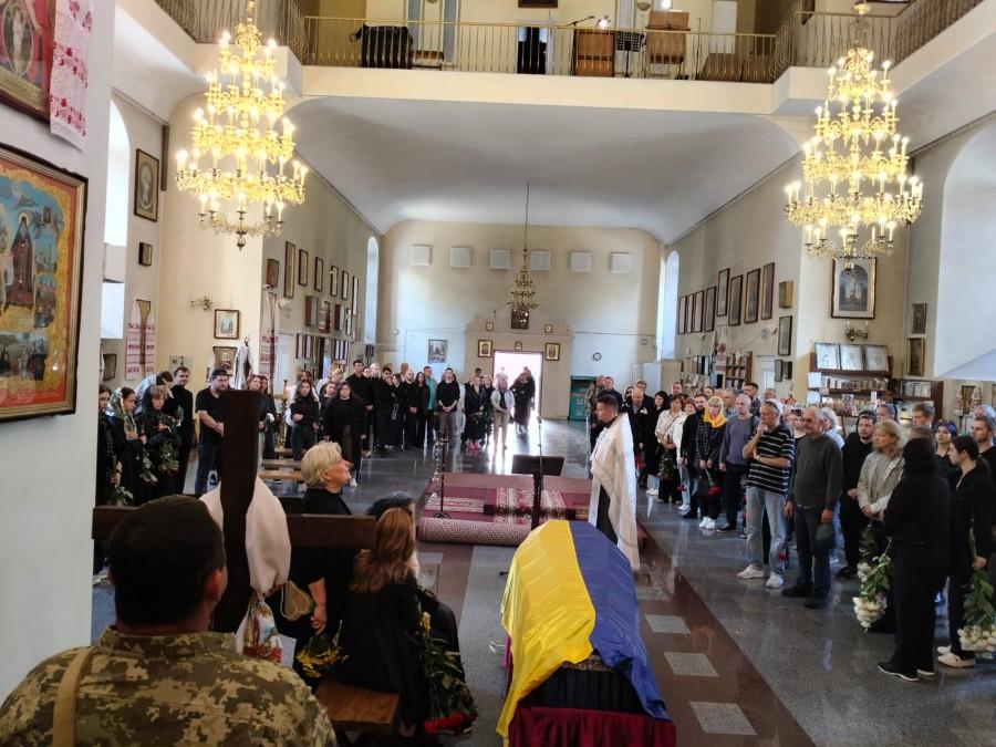 Полтавська громада попрощалась із загиблим воїном