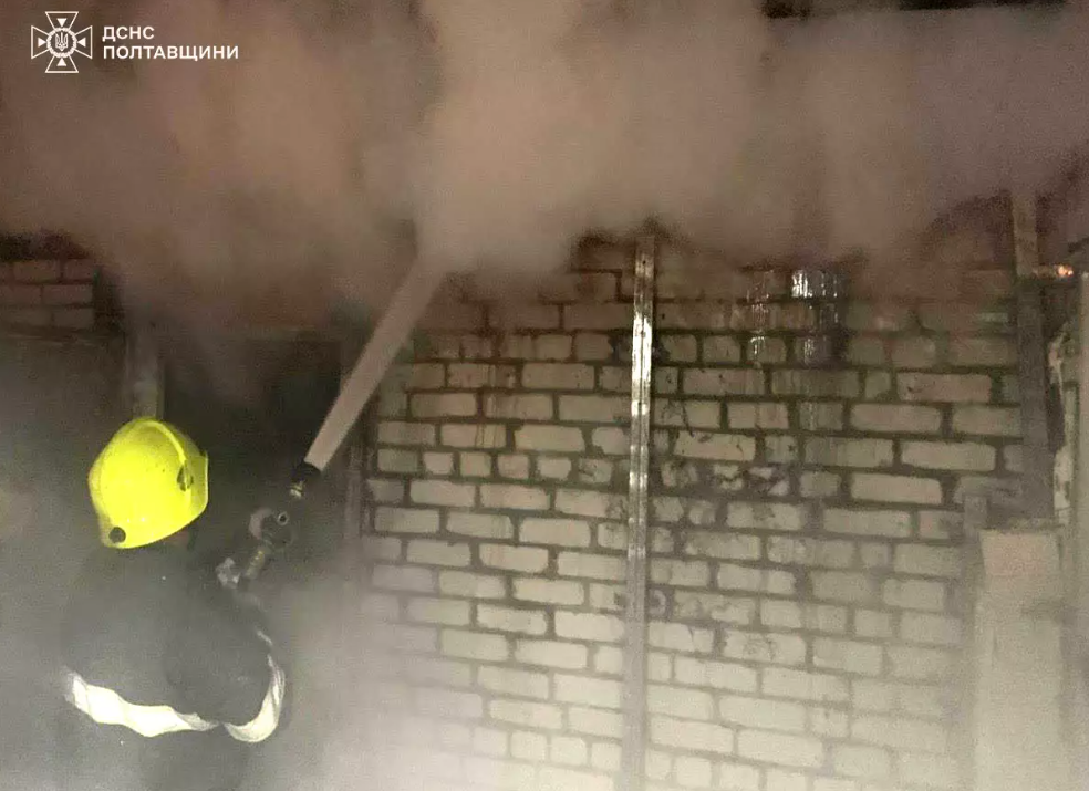 Пожежа в гаражі ледь не знищила авто та житловий будинок у Кременчуці