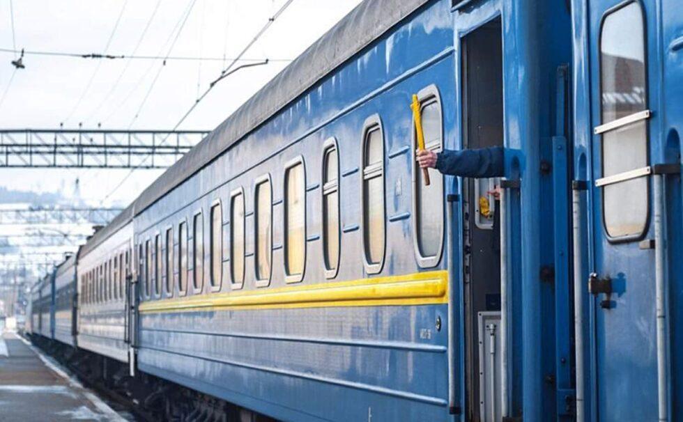 Через ворожі обстріли пошкоджена залізнична інфраструктура: затримується низка потягів