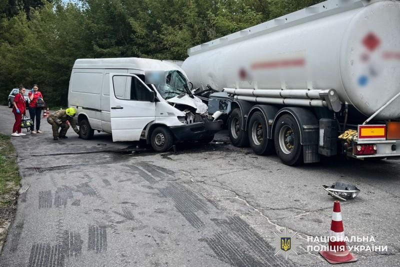 ДТП у Кременчуці: мікроавтобус зіткнувся з вантажівкою