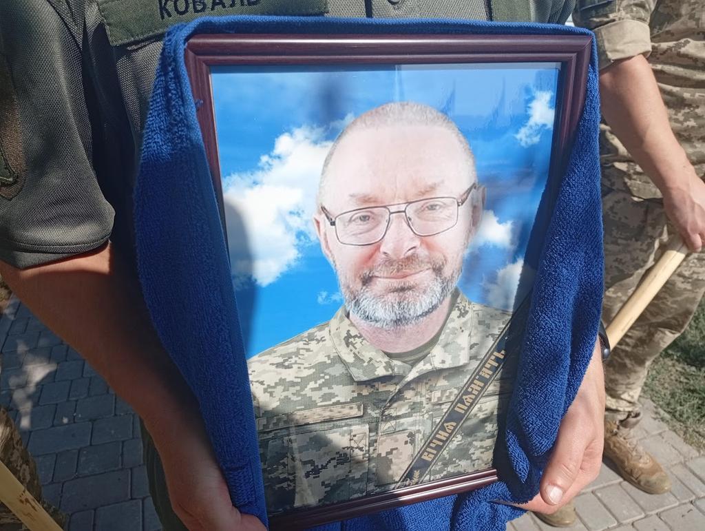Загинув вчитель і воїн: у Миргороді провели в останню путь полеглого захисника