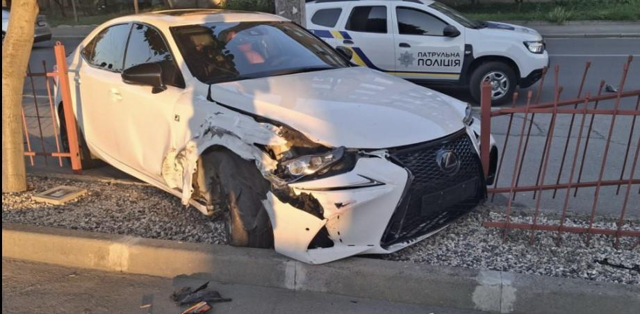 У Полтаві, на Подолі Lexus протаранив Ford і влетів у паркан