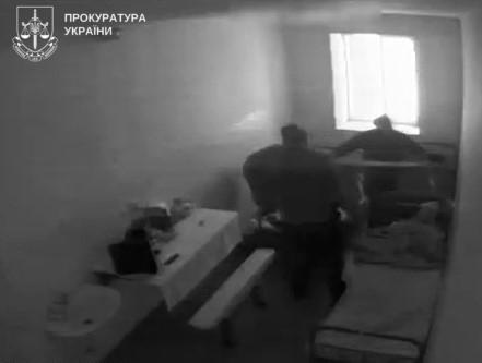 Прив’язували до ліжка та катували ув’язненого: у Полтаві судитимуть працівників виправної колонії