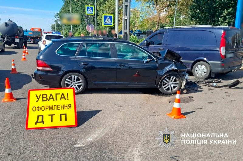У Полтаві на перехресті зіткнулися три авто: до лікарні потрапили водій і дитина
