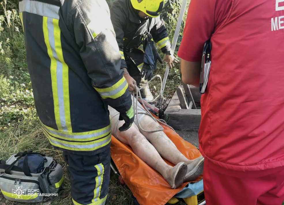 У Кременчуці надзвичайники врятували жінку, яка впала в погреб