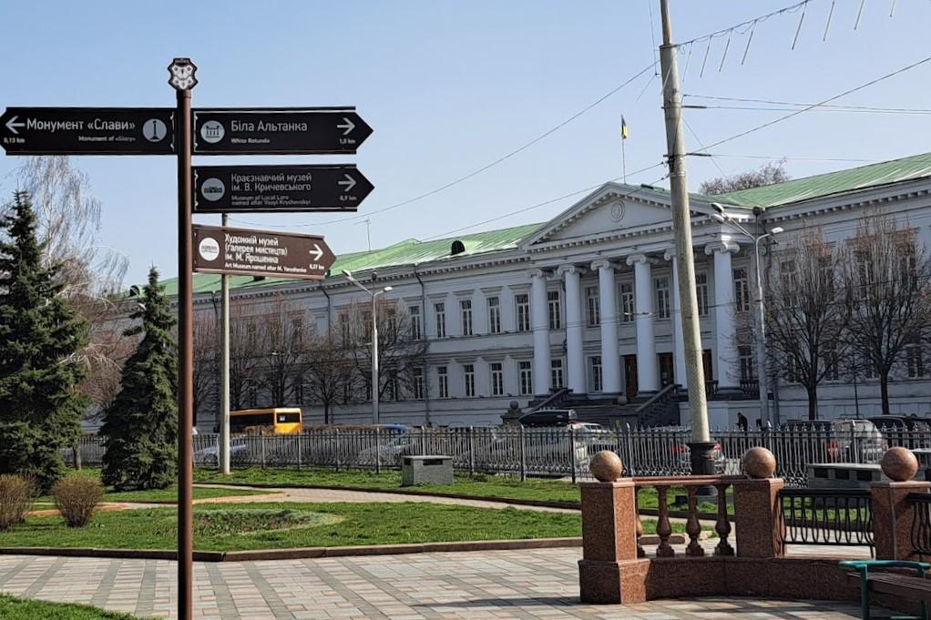 У Полтаві розглянуть можливість в’їзду депутатських автівок у двір міськради