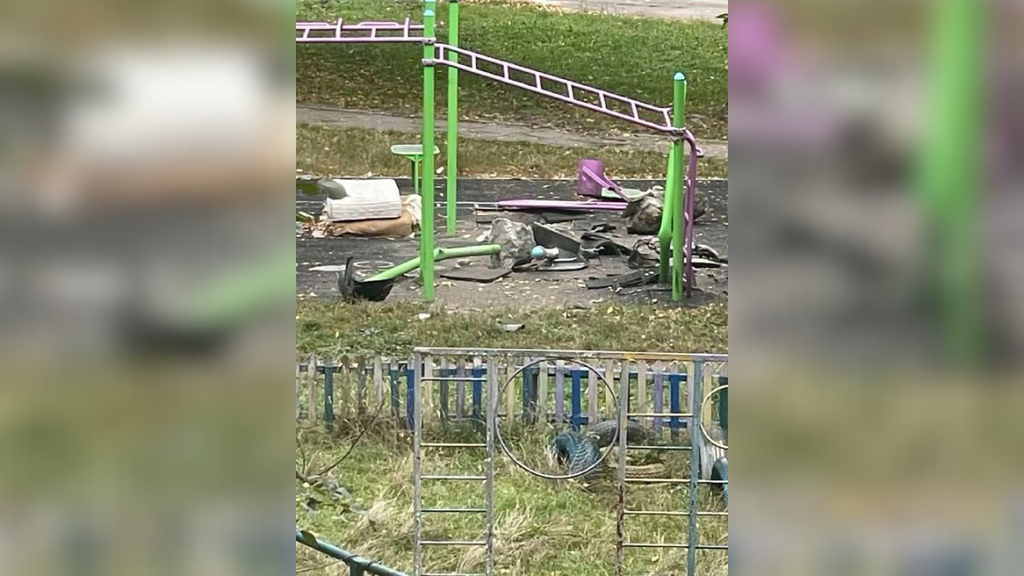 У Полтаві авто в'їхало у спортивний майданчик