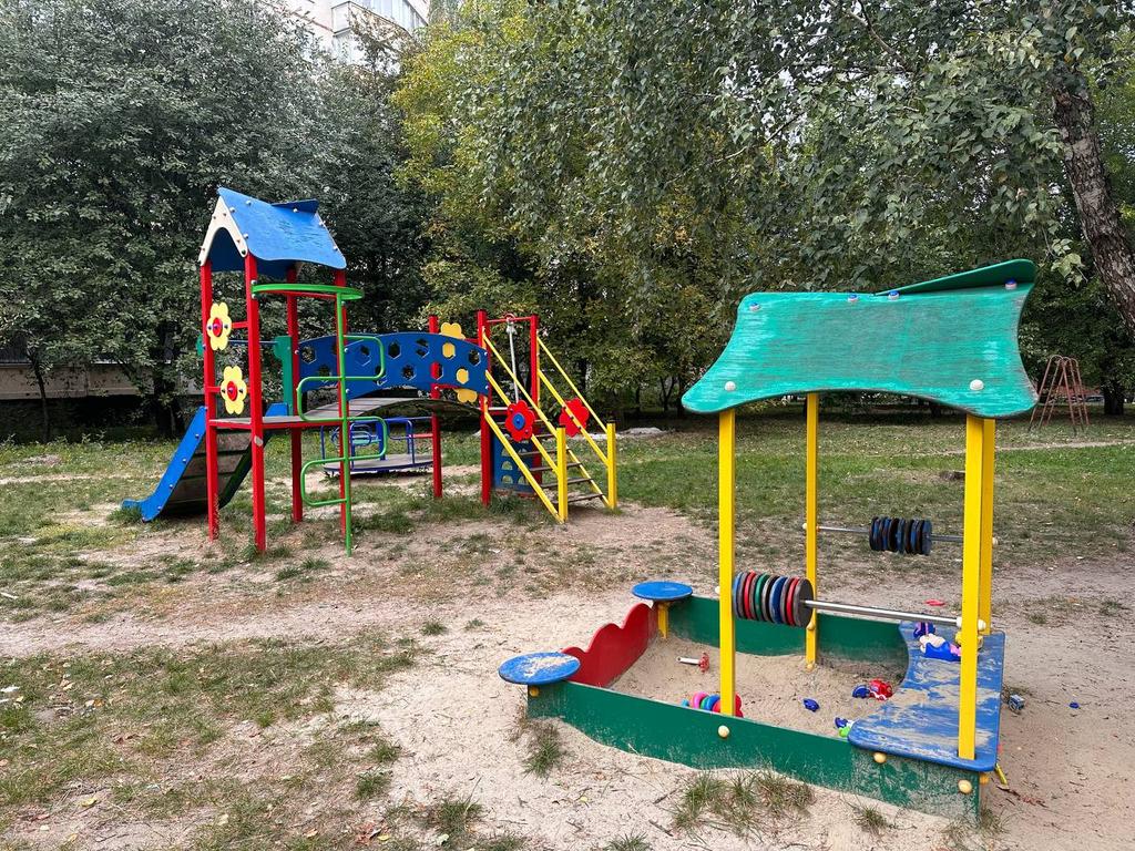 У Полтаві триває поточний ремонт ігрових майданчиків