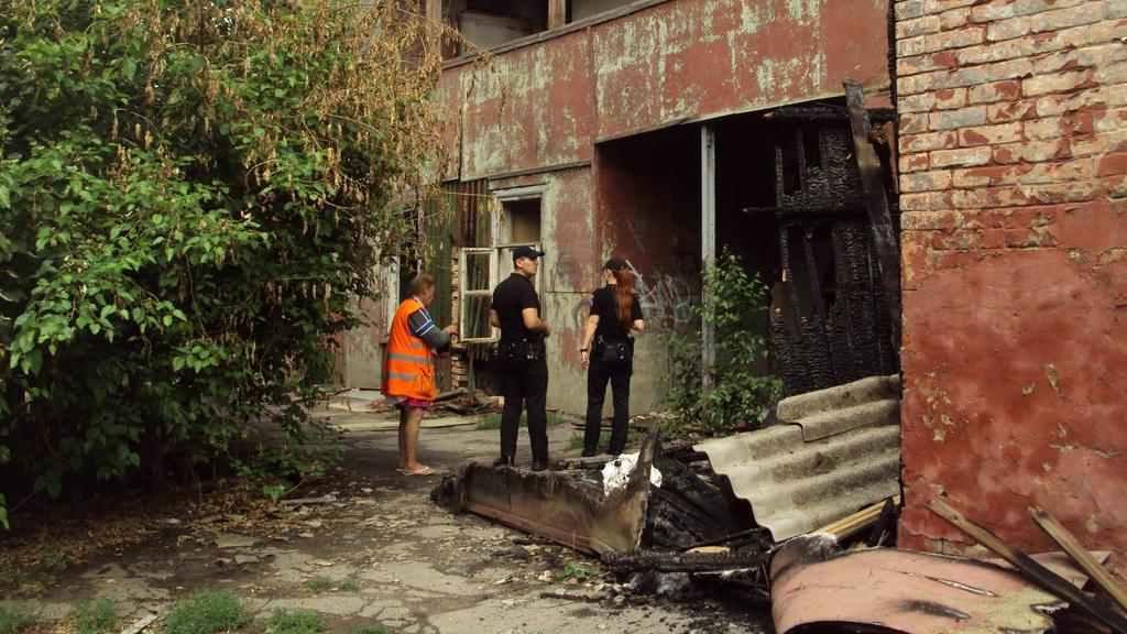 Троє в масках облили бензином і підпалили, – очевидиця пожежі будівлі полтавської екс-вечірньої школи. ФОТО