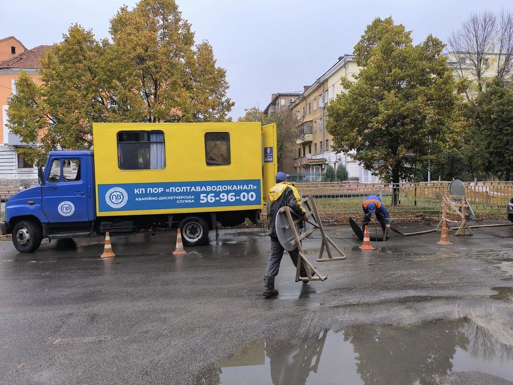 У Полтаві на Подолі прорвало водогін: підтоплено вулицю
