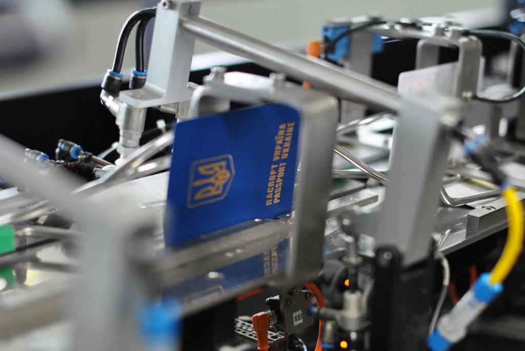 Закордонні паспорти затримують, черги не меншають: прогнози