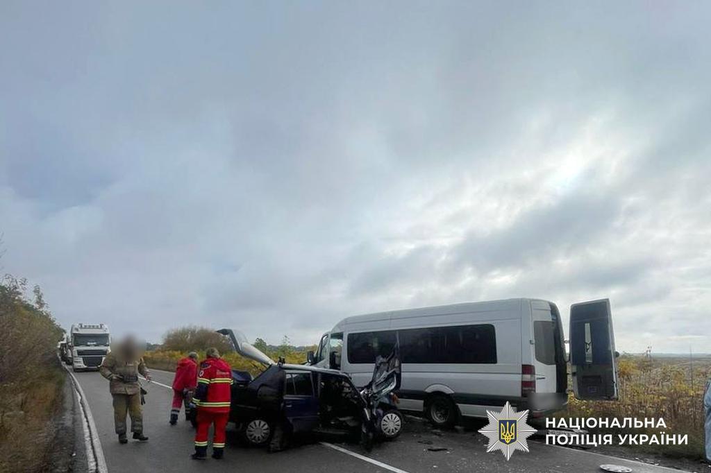 На Полтавщині зіткнувся пасажирський мікроавтобус і легковик: Одна людина загинула