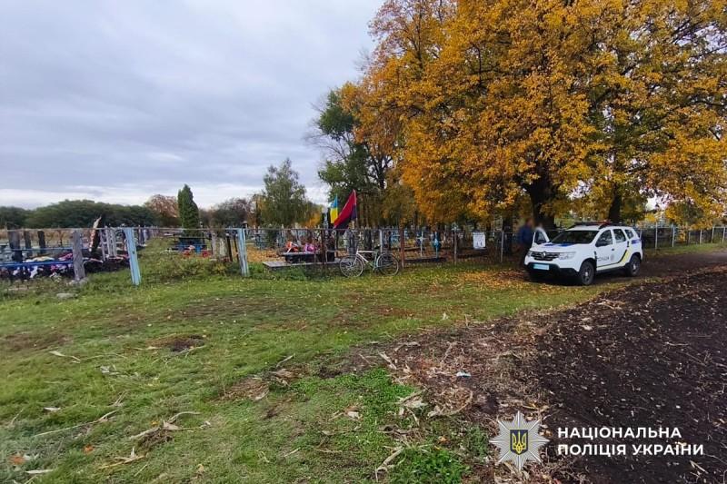 У Миргородському районі розслідують наругу над могилою