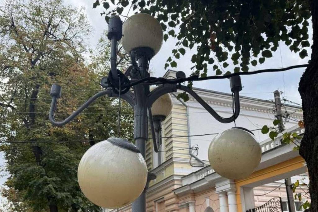 На центральній вулиці Полтави пошкодили ліхтарі