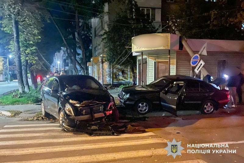 У центрі Кременчука зіткнулися два Mercedes: постраждала пасажирка
