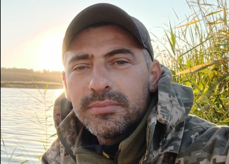 Карлівська громада зустрічає воїна, який повертається «на щиті»