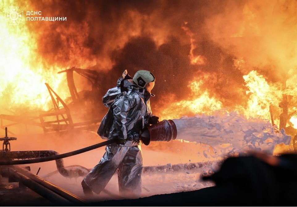 Рятувальники Полтавщини ліквідували пожежі, що виникли внаслідок ворожого обстрілу. ФОТО