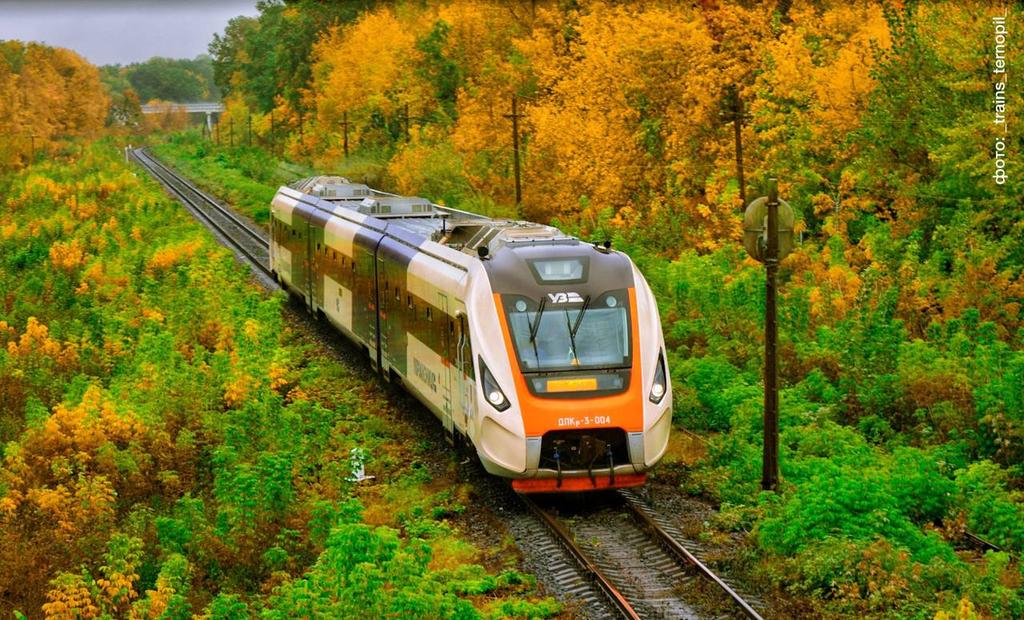 Через масові обстріли Укрзалізниця змінює маршрути