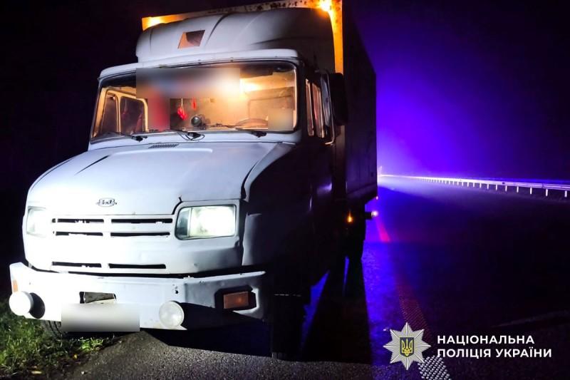 На трасі Київ-Харків пішохід потрапив під колеса вантажівки