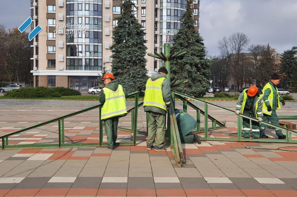 У Кременчуці уже встановлюють новорічну ялинку