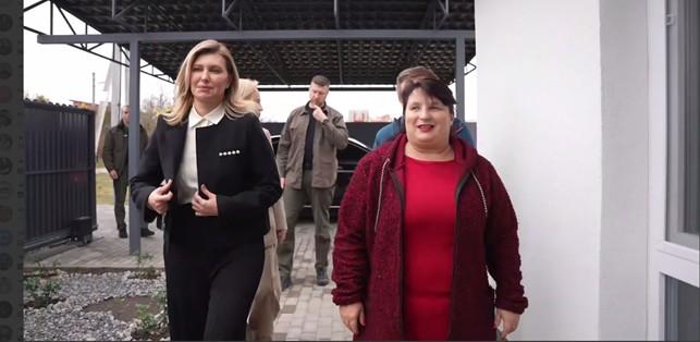 Олена Зеленська приїздила до Полтави, відвідала лікарню та багатодітну родину на Монастирській горі