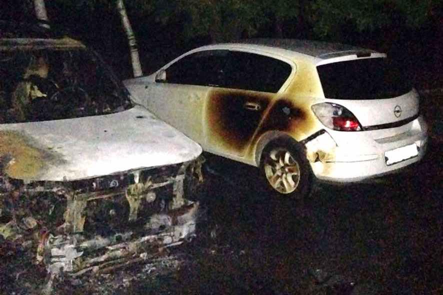 У Кременчуці зайнялися дві автівки